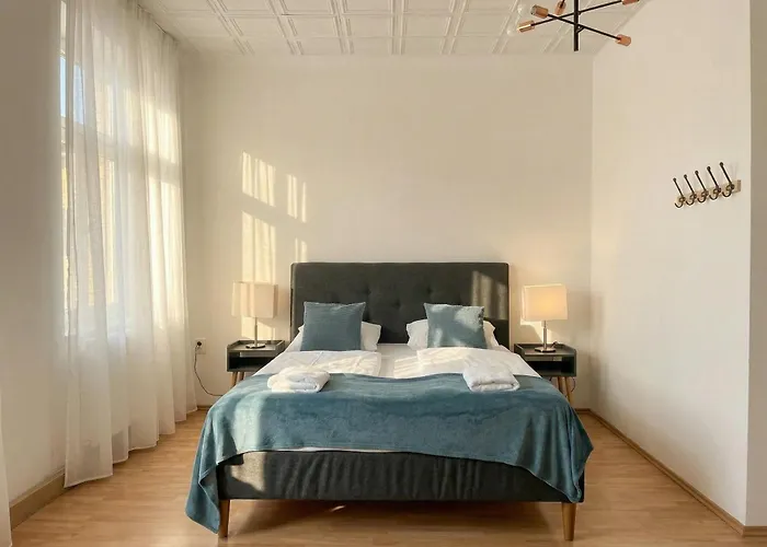 Comfortable 3br Shared Retreat Next To Belvedere Palace Apartman