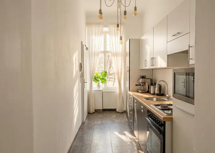Comfortable 3br Shared Retreat Next To Belvedere Palace Apartman